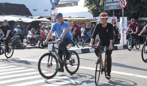 Jokowi bersepeda bersama AHY di Yogyakarta, Minggu (28/1), sambil menyapa masyarakat. .<br><br>