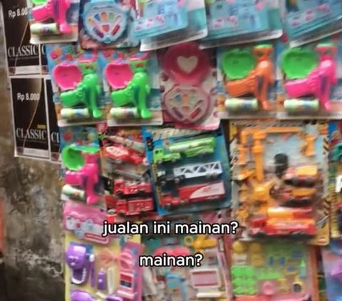 Kisah Haru Mbah Salam, Penjual Mainan yang Setiap Hari Tidur Beralaskan Kardus di Emperan Toko
