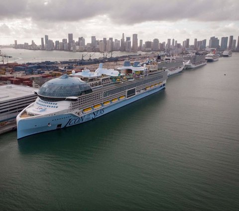 Kapal pesia dari Royal Caribbean, Icon of the Seas melakukan pelayaran perdananya di Miami, Florida, Amerika Serikat, pada Sabtu, 27 Januari 2024. Kapal ini disebut-sebut sebagai kapal pesiar terbesar di dunia yang ukurannya lima kali lebih besar dari kapal Titanic. Foto: Marco Bello/AFP