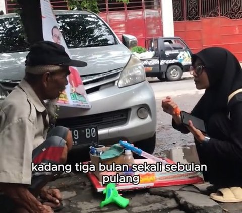 Kisah Haru Mbah Salam, Penjual Mainan yang Setiap Hari Tidur Beralaskan Kardus di Emperan Toko