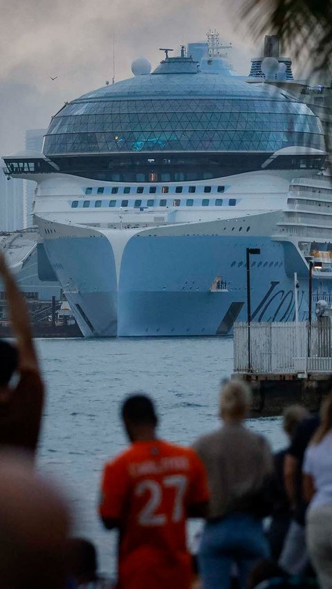 Icon of The Seas memiliki panjang sekitar 365 meter dengan 20 dek yang dapat menampung hingga 7.600 penumpang. Foto: Marco Bello/AFP