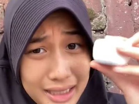 Viral Curhatan Wanita Dikira Bisu Padahal Pakai Headset, Begini Aksi Kocaknya