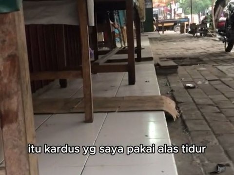 Kisah Haru Mbah Salam, Penjual Mainan yang Setiap Hari Tidur Beralaskan Kardus di Emperan Toko