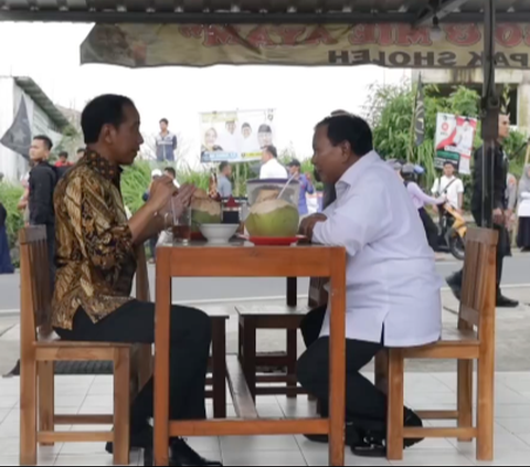 Jokowi dan Prabowo Lagi Ngebakso, Mendadak Muncul Wanita Izin Ambil Sesuatu