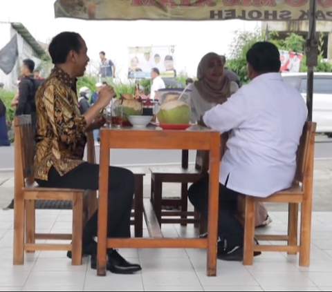 Jokowi dan Prabowo Lagi Ngebakso, Mendadak Muncul Wanita Izin Ambil Sesuatu