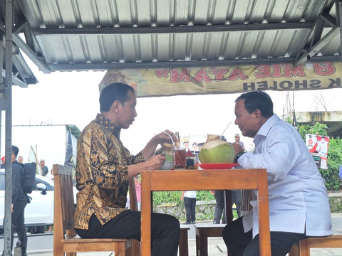 Prabowo dan Jokowi Blusukan Bareng ke Jateng, Elektabilitas Ganjar Terancam?