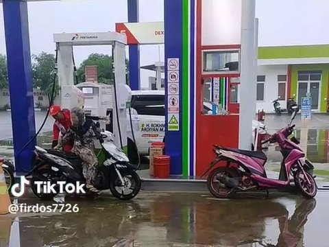 Viral Aksi Nyeleneh Emak-Emak Pakai Plastik di Kepala agar Tak Kehujanan, Bikin Petugas SPBU Senyum-Senyum