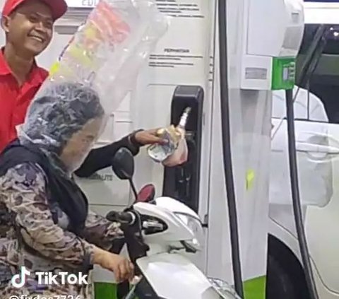 Viral Aksi Nyeleneh Emak-Emak Pakai Plastik di Kepala agar Tak Kehujanan, Bikin Petugas SPBU Senyum-Senyum