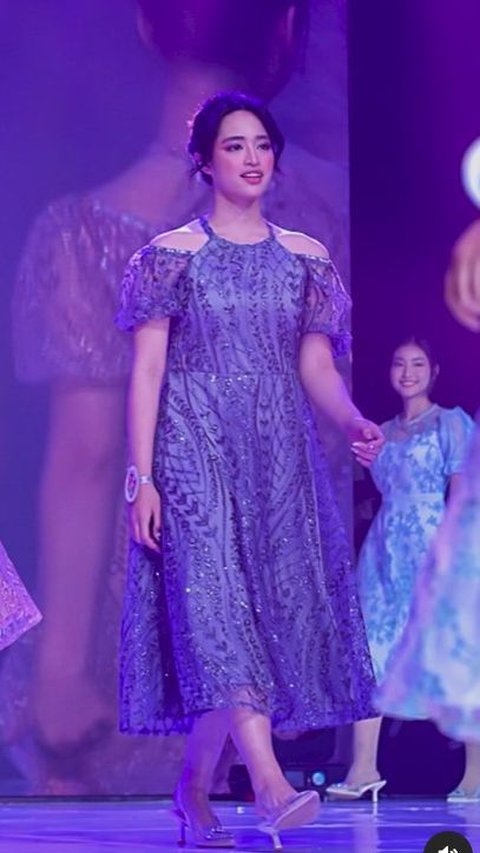 Pada malam final itu, Starrisya tampil anggun dengan balutan dress biru. <br>