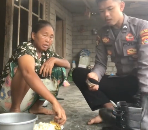 Viral Momen Polisi Disuapi Makanan oleh Ibunya, Aksinya Curi Perhatian