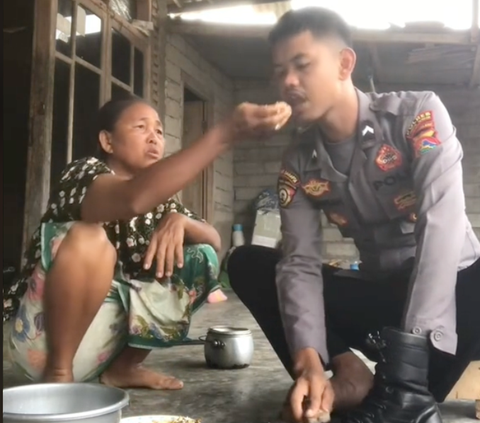 Viral Momen Polisi Disuapi Makanan oleh Ibunya, Aksinya Curi Perhatian