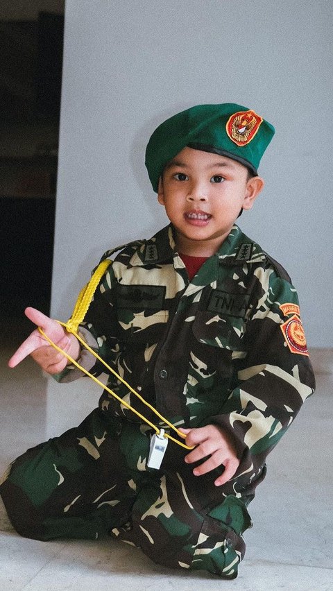 Portrait of Gala Sky Wearing TNI Uniform, Intended to Look Fierce Instead Makes People Adorable