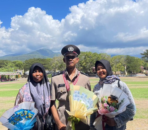 Viral Momen Polisi Disuapi Makanan oleh Ibunya, Aksinya Curi Perhatian