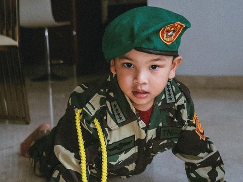 Portrait of Gala Sky Wearing TNI Uniform, Intention to Look Fierce Instead Makes Adorable