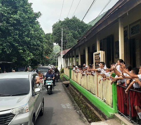 Momen Seru Ganjar Blusukan di Banda Neira, Diberi Warga Buku Sejarah Karya Des Alwi hingga Diminta Turunkan Beras