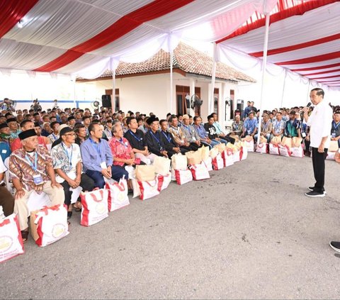 Serahkan Bantuan Beras di Bantul, Jokowi: Setelah Juni Kalau APBN Cukup akan Dilanjutkan