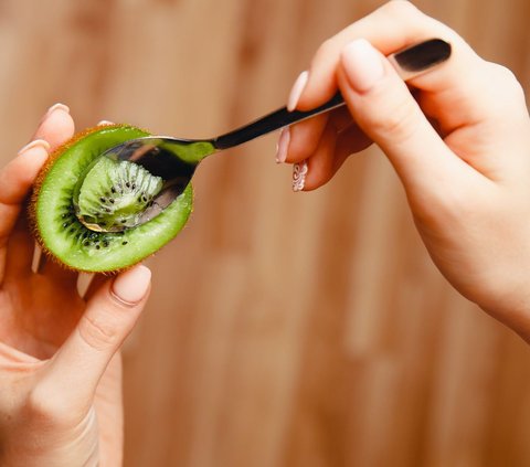 Feeling Down in the Evening? Consume Kiwi Immediately