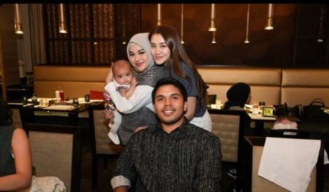 Potret kebersamaan Thariq Halilintar dan Aaaliyah Massaid bersama Aurel Hermansyah. Aurel Hermansyah tampak menggendong Baby Azura.