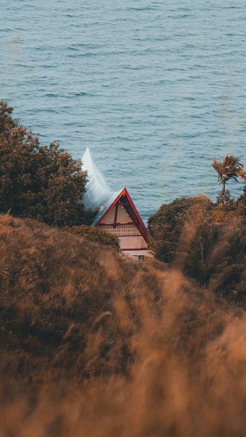 Danau Toba, salah satu keajaiban alam Indonesia, bukan hanya menawarkan keindahan alam yang memukau, tetapi juga melibatkan diri dalam beragam mitos dan cerita mistis yang telah menghiasi sejarah dan budaya Batak.