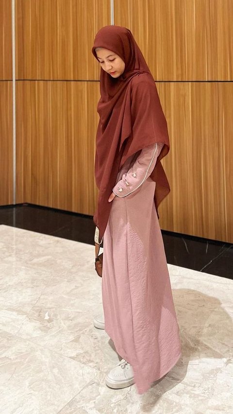 Potret Model Hijab Syar'i Natasha Rizki yang Stylish, Bisa Buat Kongkow