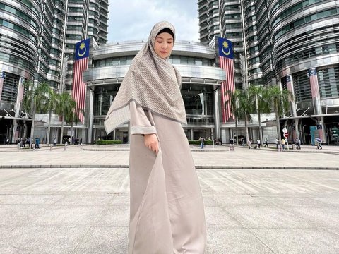 Portrait of Stylish Hijab Model Natasha Rizki, Perfect for Hanging Out