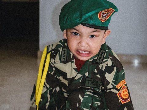 10 Potret Lucu Gala Sky Tampil Kenakan Seragam Tentara,  Netizen 'Ganteng Banget Komandan'