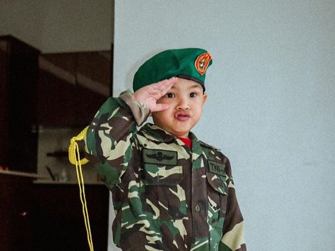 10 Potret Lucu Gala Sky Tampil Kenakan Seragam Tentara,  Netizen 'Ganteng Banget Komandan'