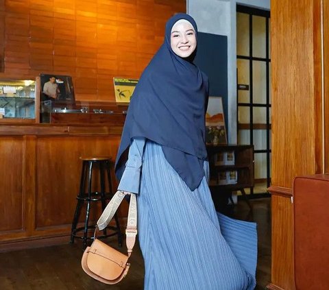 Portrait of Stylish Hijab Model Natasha Rizki, Perfect for Hanging Out