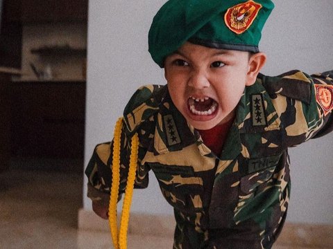 10 Potret Lucu Gala Sky Tampil Kenakan Seragam Tentara,  Netizen 'Ganteng Banget Komandan'