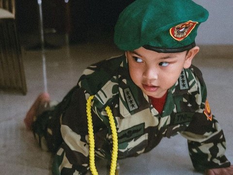 10 Potret Lucu Gala Sky Tampil Kenakan Seragam Tentara,  Netizen 'Ganteng Banget Komandan'