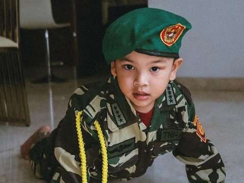 10 Potret Lucu Gala Sky Tampil Kenakan Seragam Tentara,  Netizen 'Ganteng Banget Komandan'