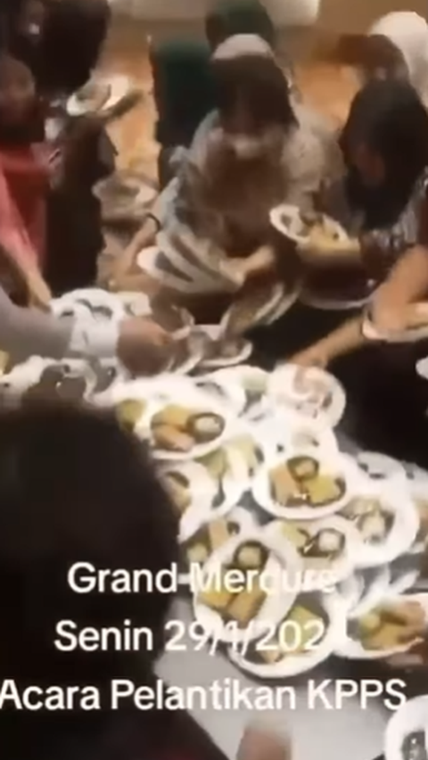 Viral Video Peserta KPPS Berebut Makanan bak Kelaparan Saat Pelantikan di Hotel