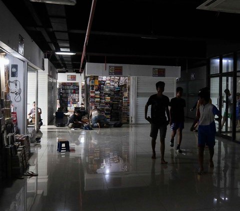 FOTO: Pengunjung Sepi, Pedagang Buku di Pasar Kenari Berjualan Secara Online