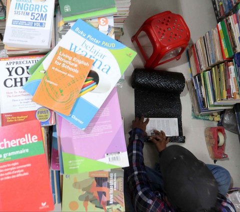FOTO: Pengunjung Sepi, Pedagang Buku di Pasar Kenari Berjualan Secara Online