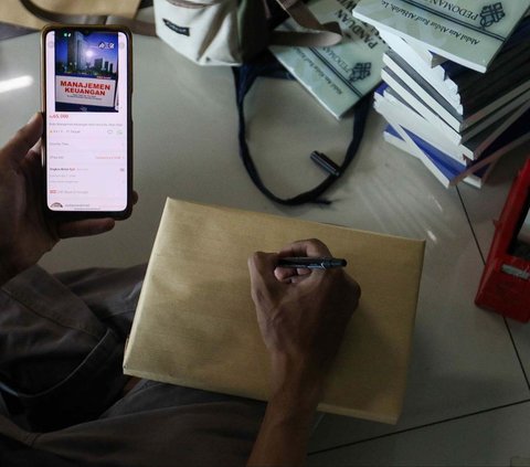 FOTO: Pengunjung Sepi, Pedagang Buku di Pasar Kenari Berjualan Secara Online