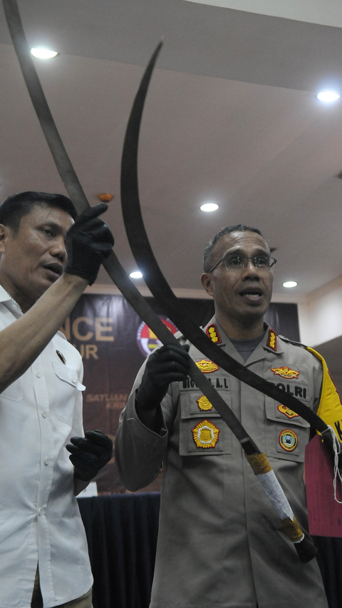 FOTO: Rilis Kasus Tawuran di Pasar Rebo, Polisi Tunjukkan Senjata Tajam yang Bikin Tangan Remaja 18 Tahun Putus<br>