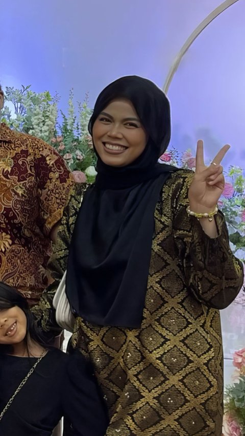 Mimpi Apa Semalam! Datang ke Kondangan, Busana Wanita Ini Malah Mirip dengan Baju Pengantin Pria, Reaksi Kedua Mempelai Tak Terduga