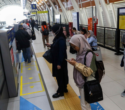 Kehadiran kereta LRT Jabodebek telah menambah sarana transportasi dan mempermudah aktivitas warga khususnya di Jakarta. Moda Transportasi Lintas Raya Terpadu (LRT) Jabodebek resmi ditetapkan sebagai Objek Vital Nasional (obvitnas) Perkeretaapian.<br>(Foto Liputan6.com / Herman Zakharia)