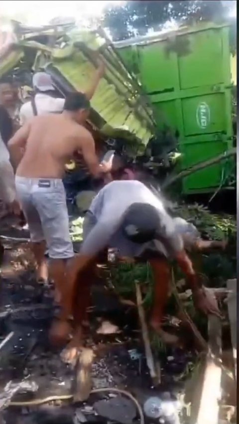 Truk Tronton Seruduk 4 Kendaraan hingga Masjid di Lumajang, 1 Orang Tewas dan 2 Luka Parah