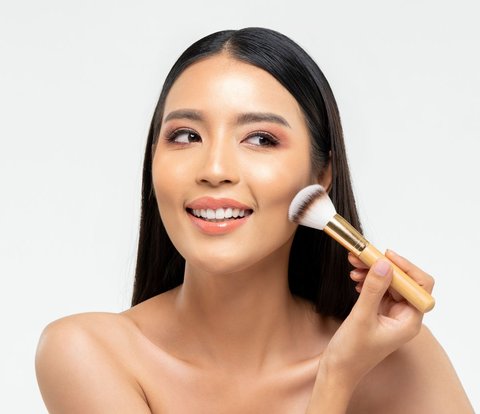 4 Tricks to Create a Smooth Foundation Finish, Resulting in a Makeup Artist-like Look