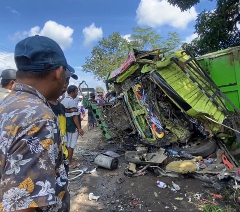 Truk Tronton Seruduk 4 Kendaraan hingga Masjid di Lumajang, 1 Orang Tewas dan 2 Luka Parah