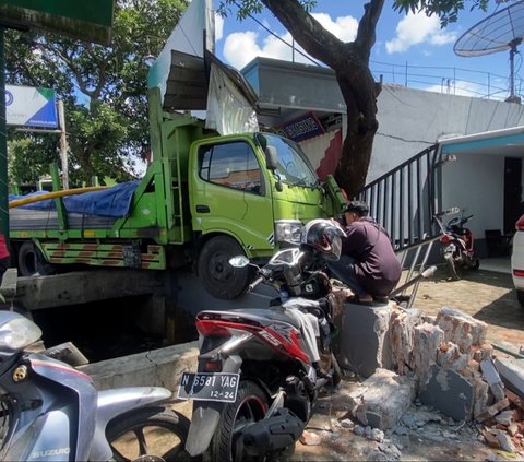 Truk Tronton Seruduk 4 Kendaraan hingga Masjid di Lumajang, 1 Orang Tewas dan 2 Luka Parah