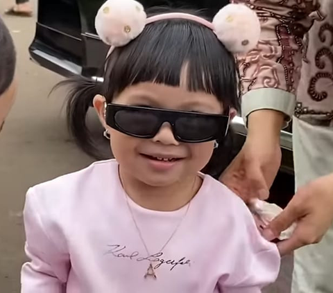 Potret Cantik Ameena Pakai Kacamata Hitam Kunjungi Rumah Rayyanza, Pas Ketemu Langsung Pegangan Tangan