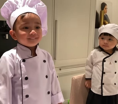 Potret Rayyanza & Ameena Playdate Sambil Buat Pizza Bareng, Dua Chef Cilik Gemesin Banget