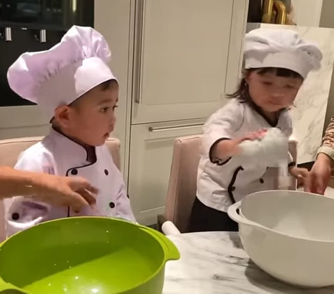 Potret Rayyanza & Ameena Playdate Sambil Buat Pizza Bareng, Dua Chef Cilik Gemesin Banget