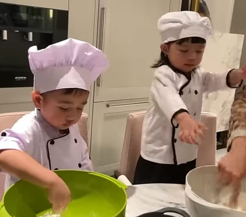 Potret Rayyanza & Ameena Playdate Sambil Buat Pizza Bareng, Dua Chef Cilik Gemesin Banget