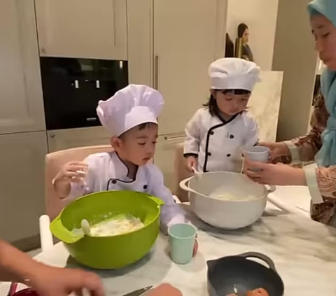 Potret Rayyanza & Ameena Playdate Sambil Buat Pizza Bareng, Dua Chef Cilik Gemesin Banget