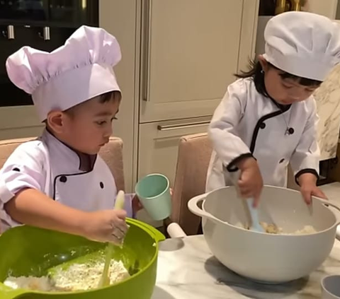 Potret Rayyanza & Ameena Playdate Sambil Buat Pizza Bareng, Dua Chef Cilik Gemesin Banget