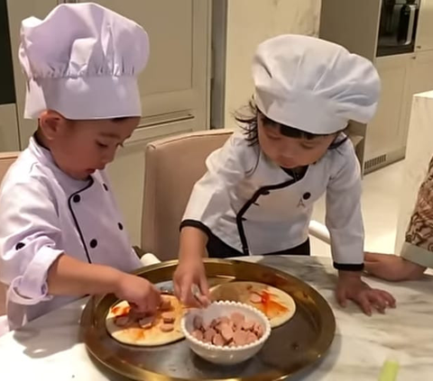 Potret Rayyanza & Ameena Playdate Sambil Buat Pizza Bareng, Dua Chef Cilik Gemesin Banget