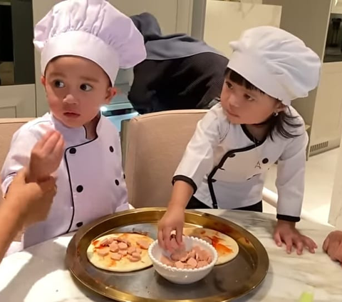 Potret Rayyanza & Ameena Playdate Sambil Buat Pizza Bareng, Dua Chef Cilik Gemesin Banget